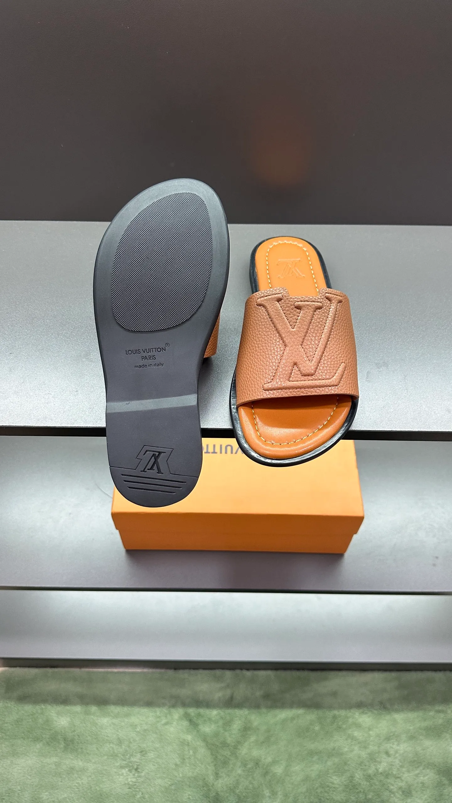 P280 🔍Top purchasing agent LV men's spring and summer slippers counter synchronized. The uppers are made of cowhide fabric imported from Italy, with logo graphics and high-quality craftsmanship. The soles are: original soles specially provided by the original factory. Exclusive molded soles are super comfortable. Original factory follow-up orders. 🔍🔍High quality. You can enter and exit the counter at will. Welcome to compare. Size 38-45
